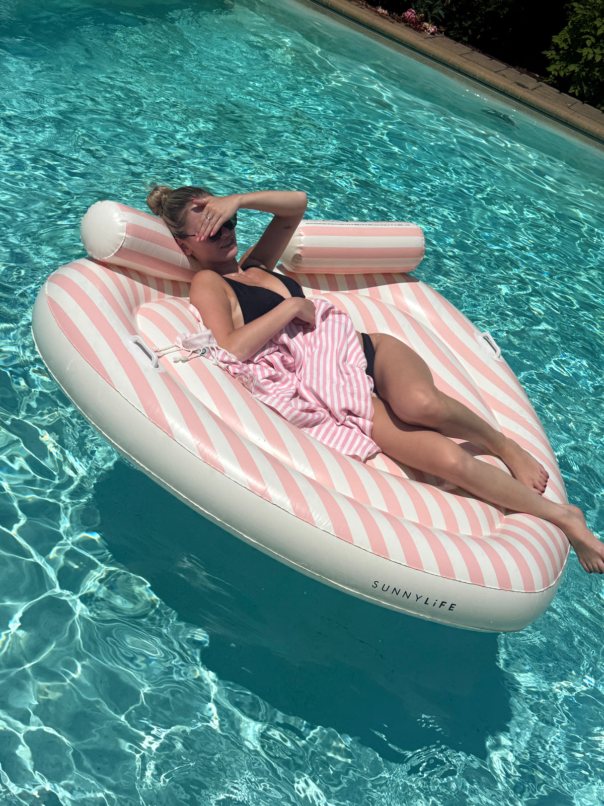 Chaise longue flottante en forme de cœur