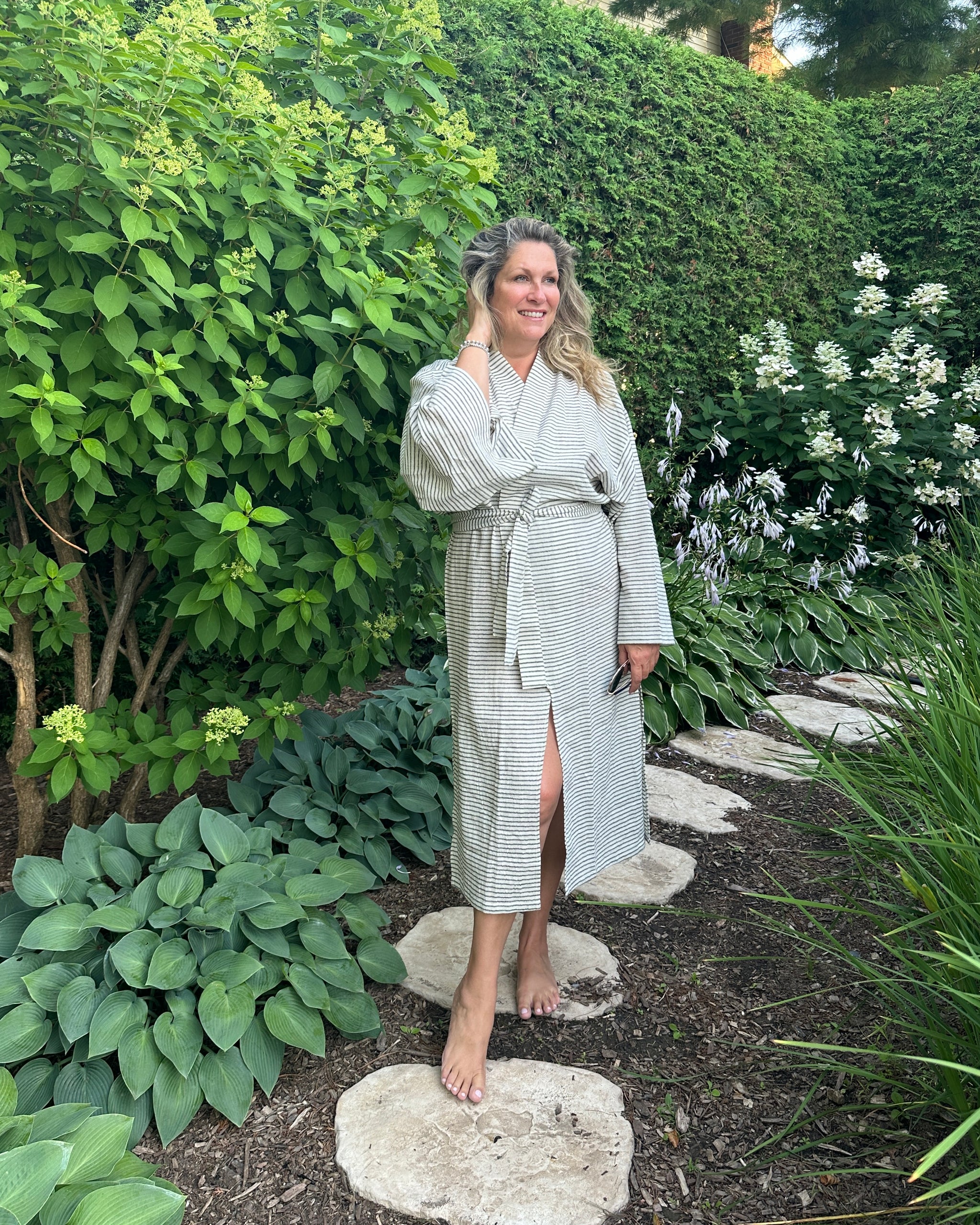 Une femme vêtue du kimono léger Emma dans un jardin