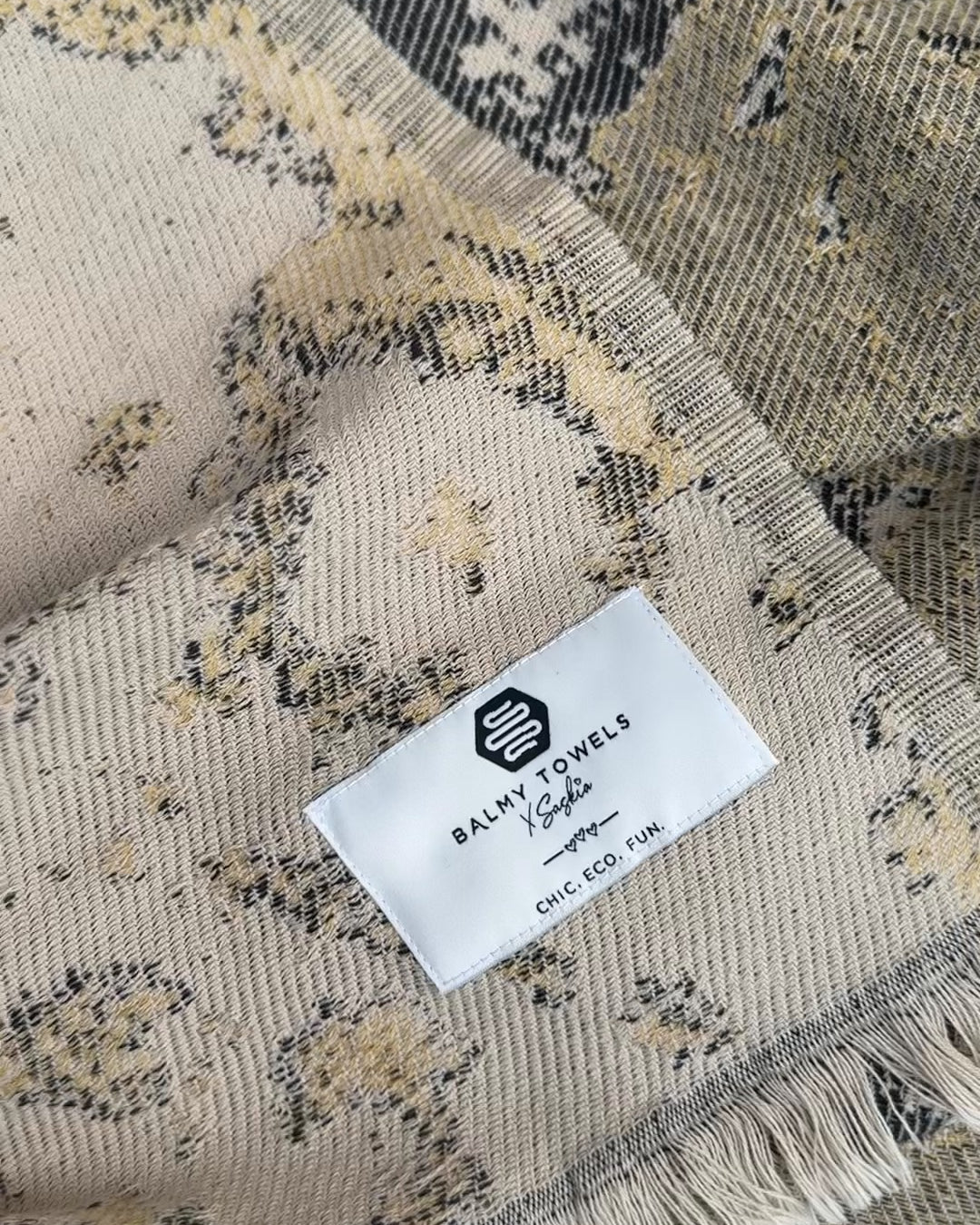 Étiquette tissée « Balmy Towels x Saskia, CHIC. ECO. FUN. » cousue sur le jeté GEORGIE