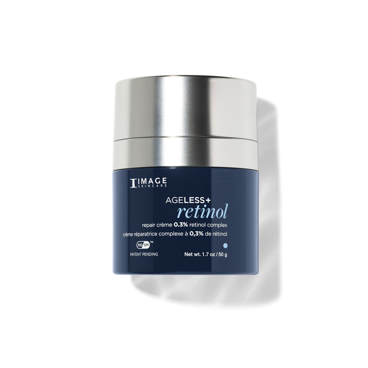 Pot bleu marine à couvercle argenté AGELESS+ retinol crème réparatrice 0,3 % d’Image Skincare, 50 g, fond blanc