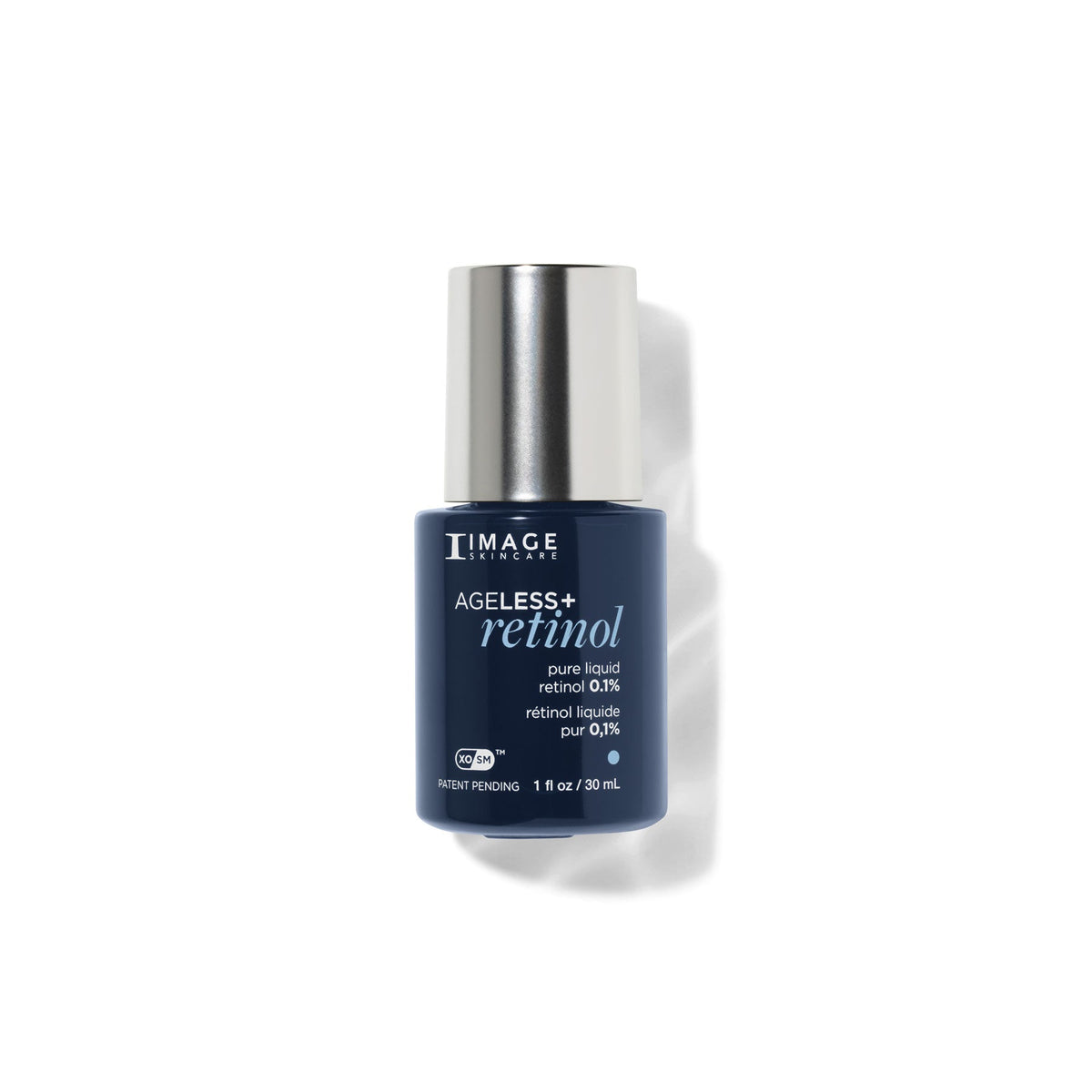 Flacon bleu marine à capuchon argenté AGELESS+ retinol, rétinol liquide pur 0,1 % d’Image Skincare, 30 mL, fond blanc