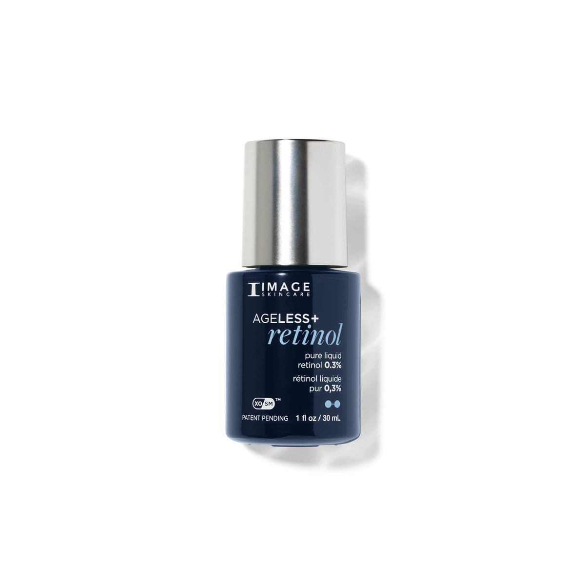 Flacon bleu marine à capuchon argenté AGELESS+ retinol, rétinol liquide pur 0,3 % d’Image Skincare, 30 mL, fond blanc