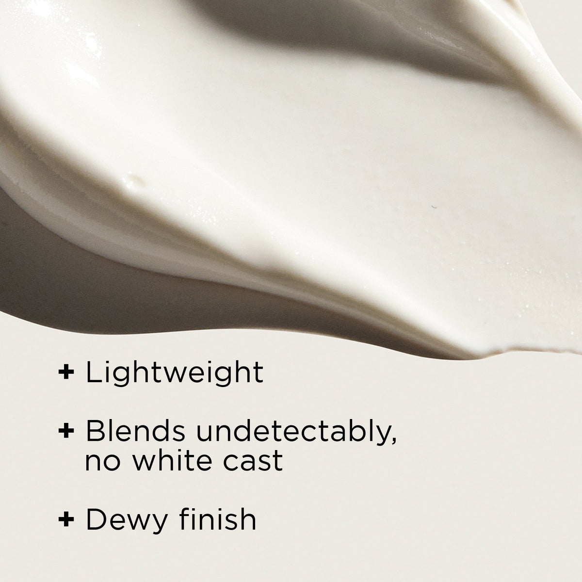 Gros plan de la texture blanche et onctueuse de la crème minérale pure FPS 30 d’Image Skincare, mentions en anglais