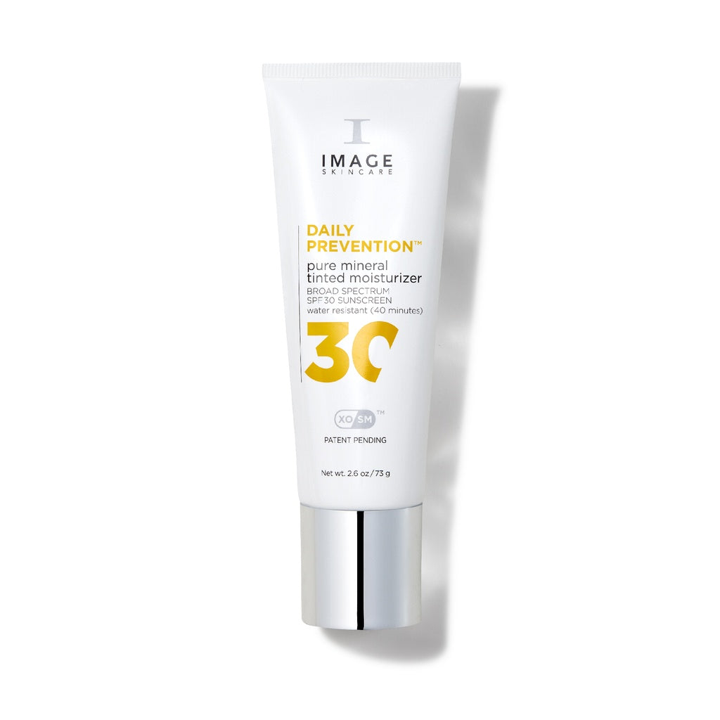 Tube blanc à bouchon argenté DAILY PREVENTION pure mineral tinted moisturizer d’Image Skincare, grand 30 jaune