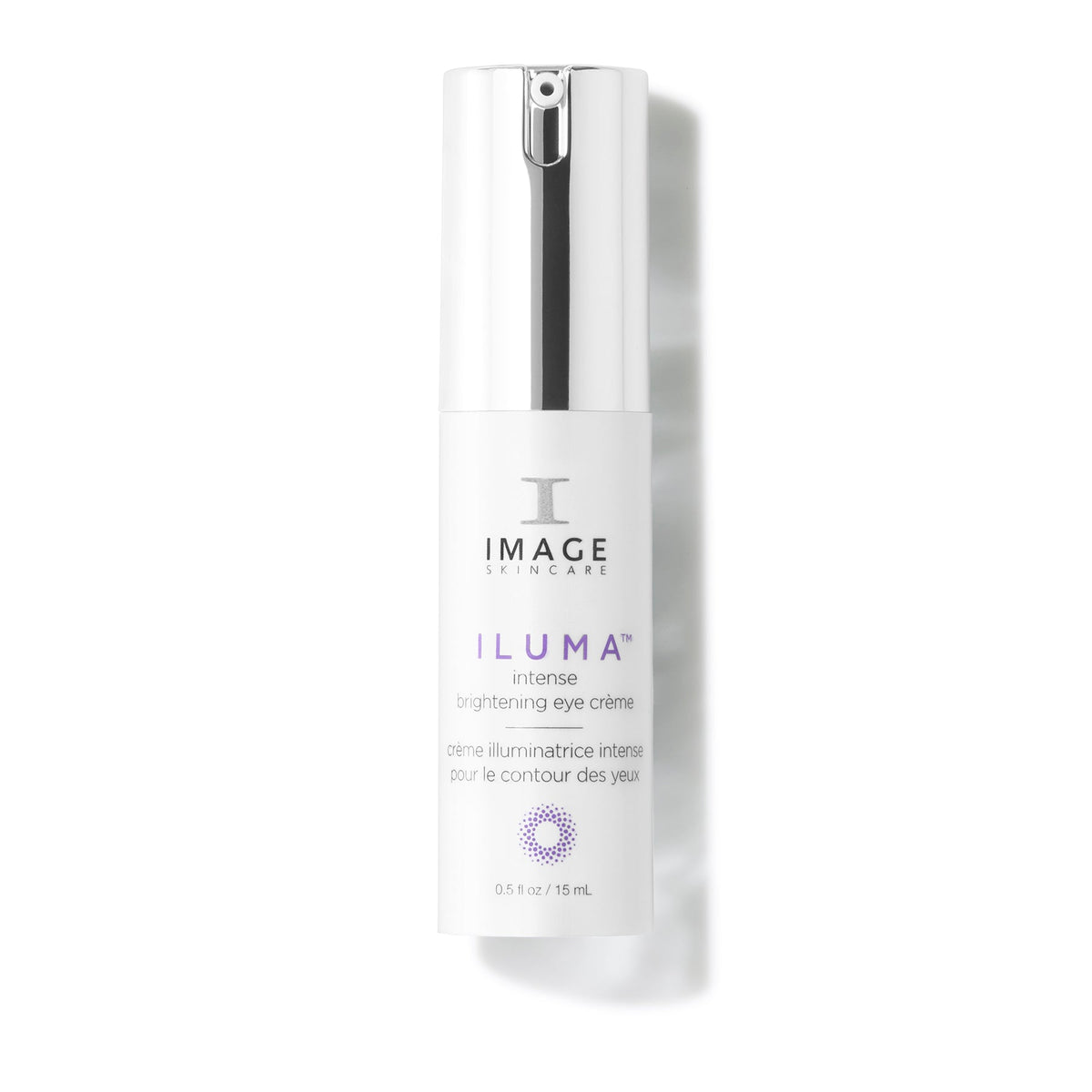 Flacon pompe argenté et blanc, crème illuminatrice intense contour des yeux ILUMA d’Image Skincare, 15 ml, fond blanc