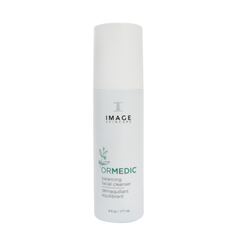Flacon blanc ORMEDIC nettoyant facial équilibrant d’Image Skincare, 177 mL, orné d’un brin de feuillage vert, sur fond blanc