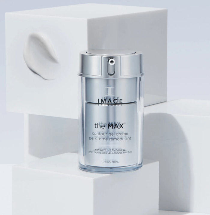 Flacon pompe argenté the MAX gel crème remodelant d’Image Skincare, 50 mL, sur des cubes blancs, traînée de crème derrière
