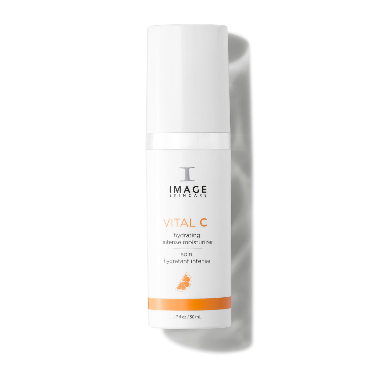 Flacon pompe blanc VITAL C soin hydratant intense d’Image Skincare, 50 mL, bande orange, sur fond blanc