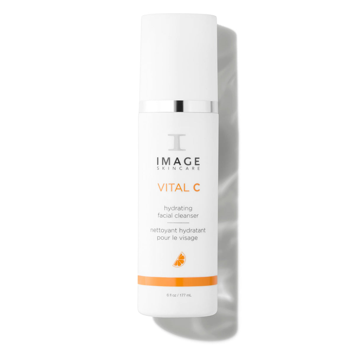 Flacon blanc à bague argentée et bande orange, nettoyant hydratant pour le visage VITAL C d’Image Skincare, 177 ml