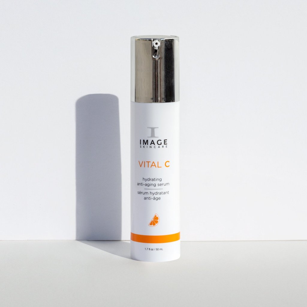 Flacon pompe blanc à capuchon argenté VITAL C sérum hydratant anti-âge d’Image Skincare, 50 mL, sur fond blanc