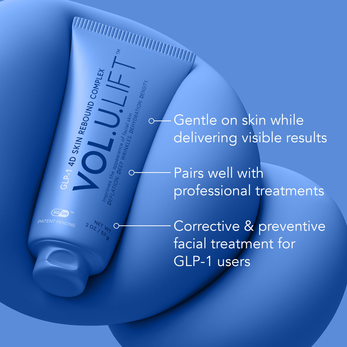 Tube bleu VOL.U.LIFT d’Image Skincare posé sur des sphères bleues, trois mentions en anglais